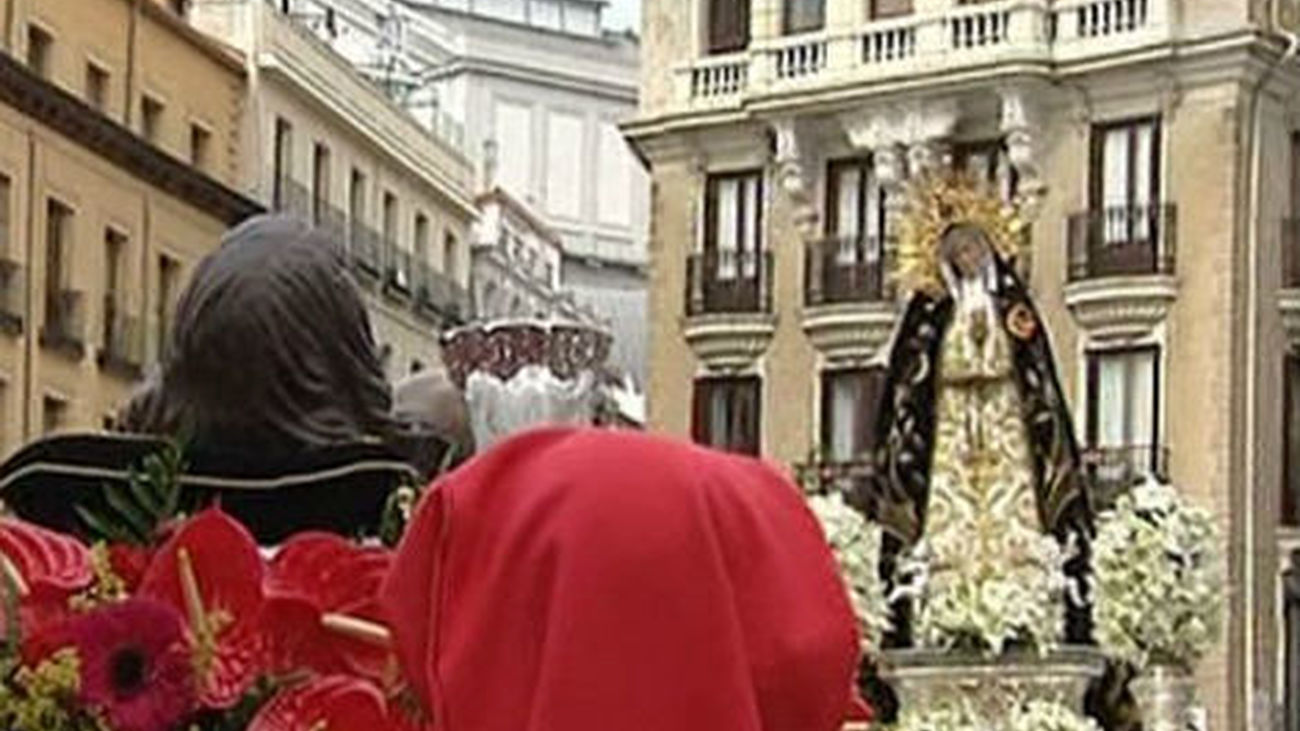 La Soledad acude al encuentro del Santísimo Cristo Yacente