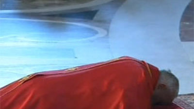 El Papa afirma en el Via Crucis que delante  de la Cruz el hombre se siente "hijo" y no "cosa"