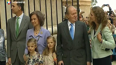 Los Reyes, Príncipes y la infanta Elena asisten a la misa de Pascua en Palma