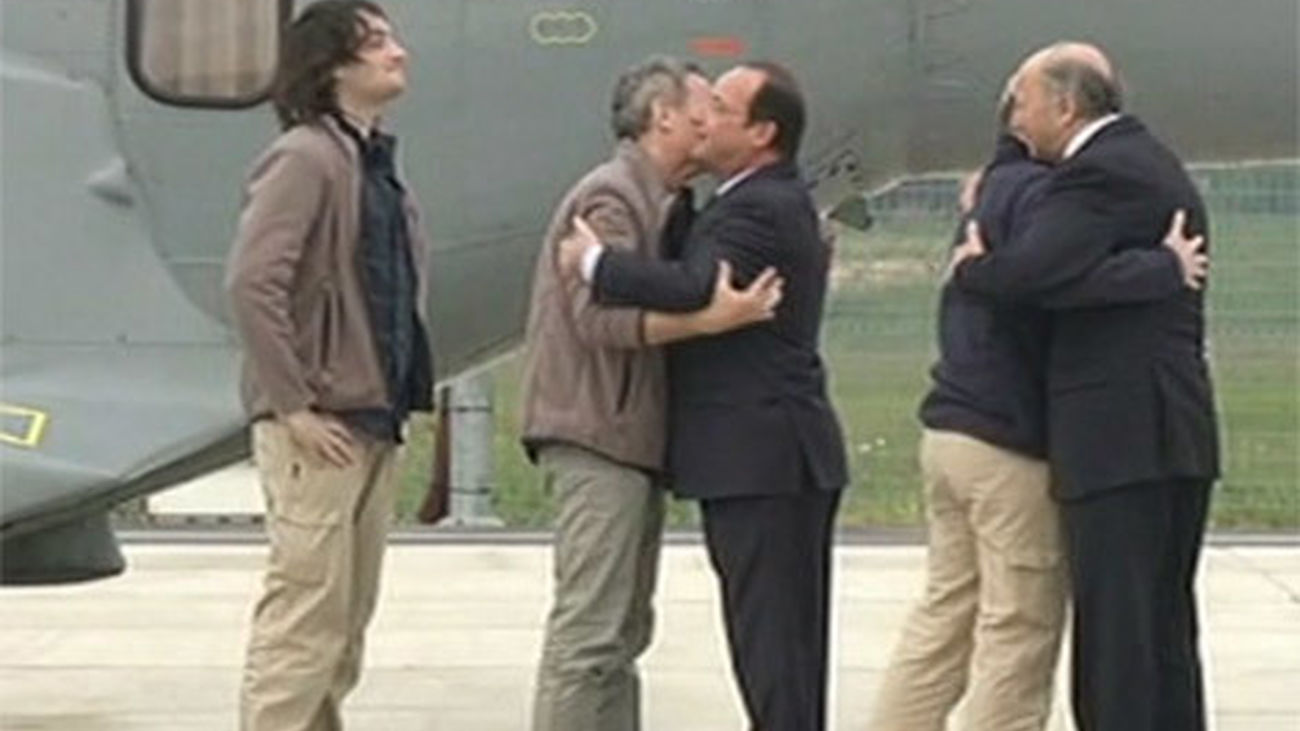 Francia recibe a los cuatro periodistas retenidos desde 2013 en Siria