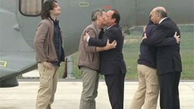 Francia recibe a los cuatro periodistas retenidos desde 2013 en Siria