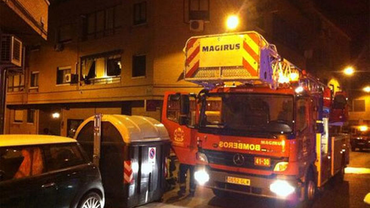 Los bomberos apagan un incendio  sin víctimas en una vivienda de Las Rozas