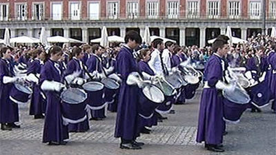 Madrid despide la Semana Santa en una multitudinaria Tamborrada