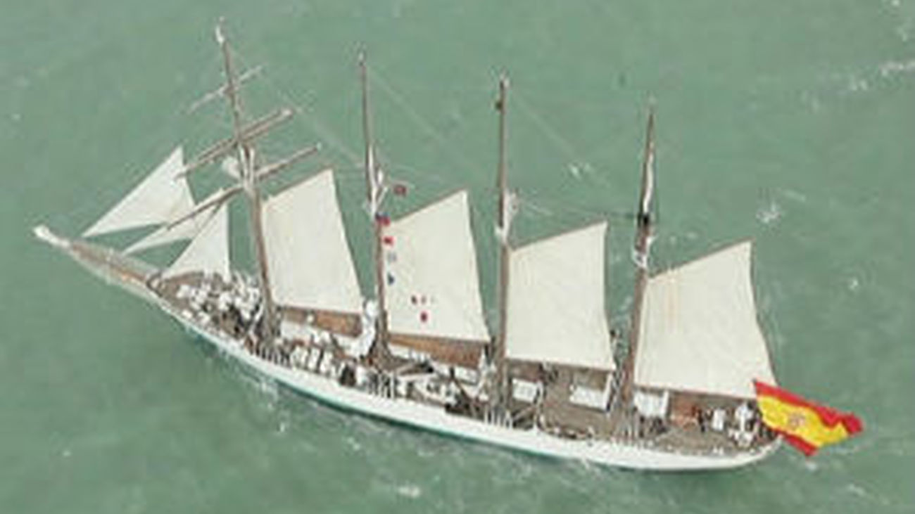 El Juan Sebastián de Elcano homenajea a Blas de Lezo en Cartagena de Indias