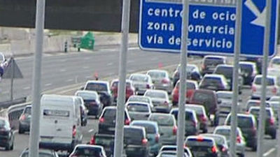 Los atascos provocan hasta 30 kilómetros de retenciones en sentido Madrid