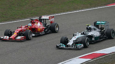 Alonso se abre paso hacia los Mercedes mientras Vettel no acaba de centrarse