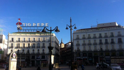 El cartel del Tío Pepe vuelve a la Puerta del Sol después de tres años retirado