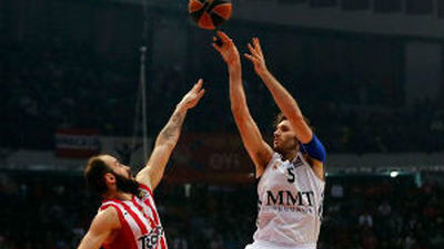 78-76. Olympiacos gana al Madrid y fuerza el cuarto partido
