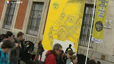 Un mural gigante de 'post it' con la cara de Cervantes en la Puerta del Sol