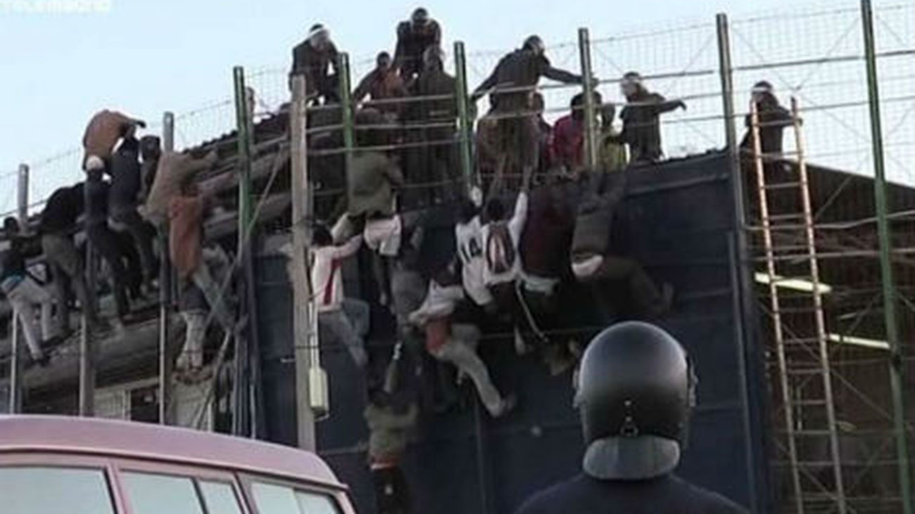 Ciento veinte inmigrantes intentan saltar valla de Melilla y uno lo consigue