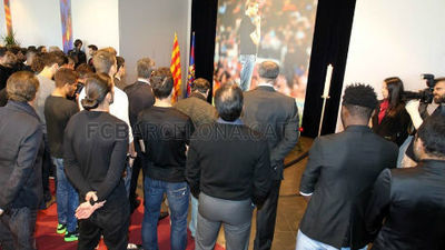 Los jugadores del Barça rinden homenaje a Vilanova