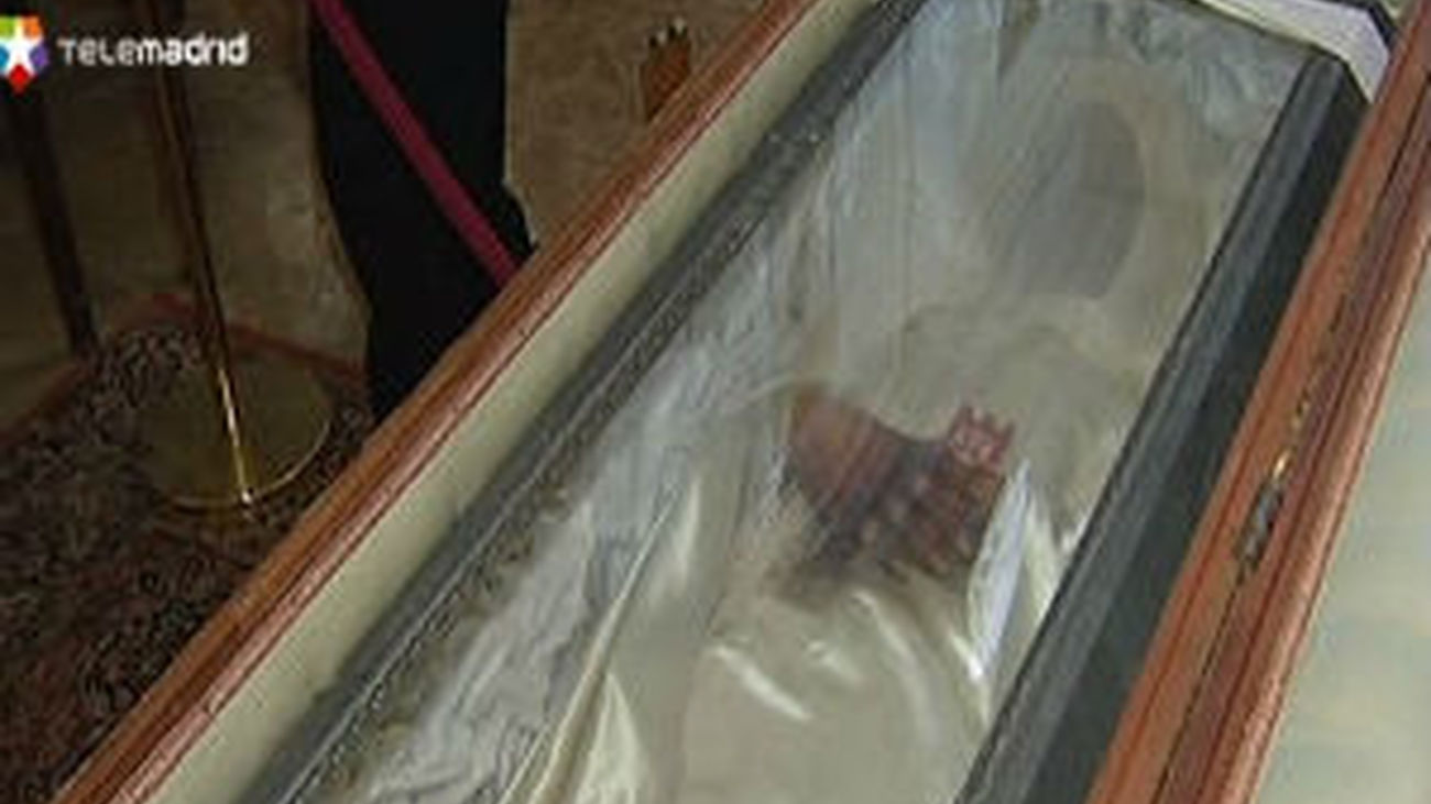 Cientos de personas rezan ante el cuerpo incorrupto de la Beata Mariana