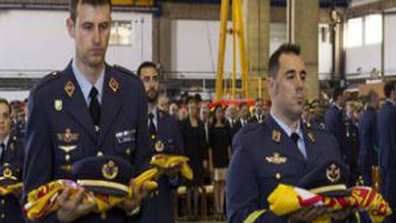 Morenés impone la Cruz del Mérito Aeronáutico a los militares fallecidos