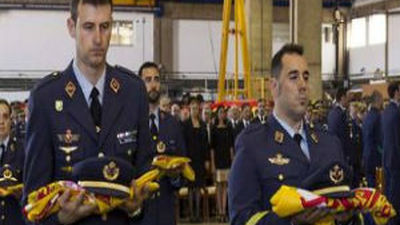 Morenés impone la Cruz del Mérito Aeronáutico a los cuatro militares fallecidos