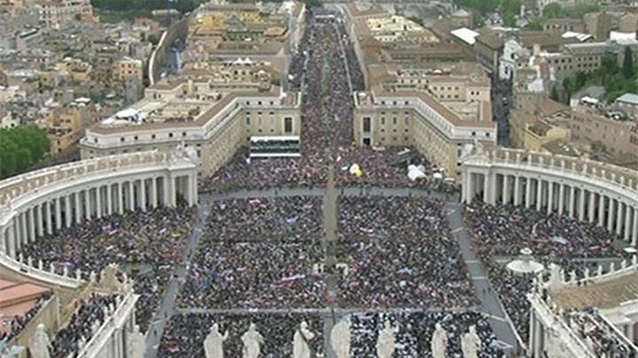 800.000 peregrinos asisten a la canonización en Roma