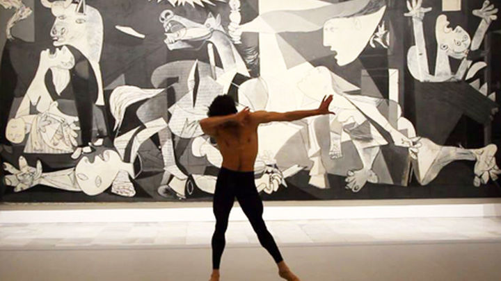 Josué Ullate 'dialoga' con el Guernica para celebrar el Día de la Danza