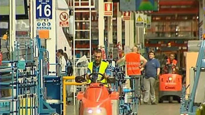 El menor tirón de las exportaciones duplica el déficit comercial en 11.882 millones