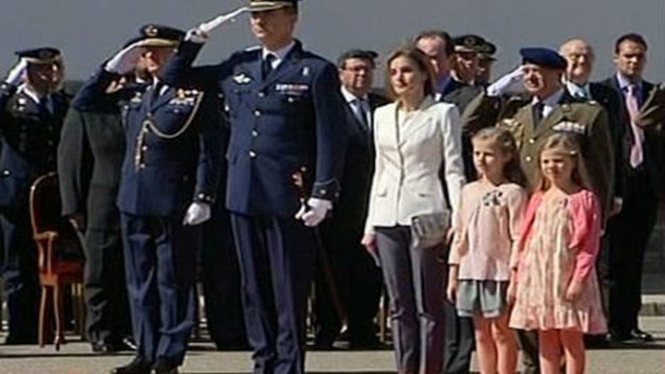 Los Príncipes con sus hijas presiden el 25 aniversario de la promoción de don Felipe