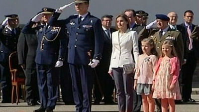 El príncipe renueva la jura de bandera en el 25 aniversario de la Academia del Aire