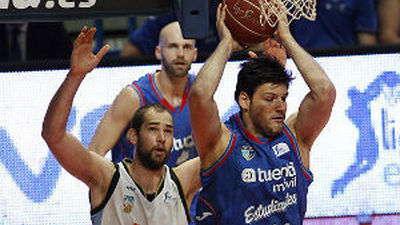 87-77. Estudiantes se asegura la permanencia tras vencer al Monbús