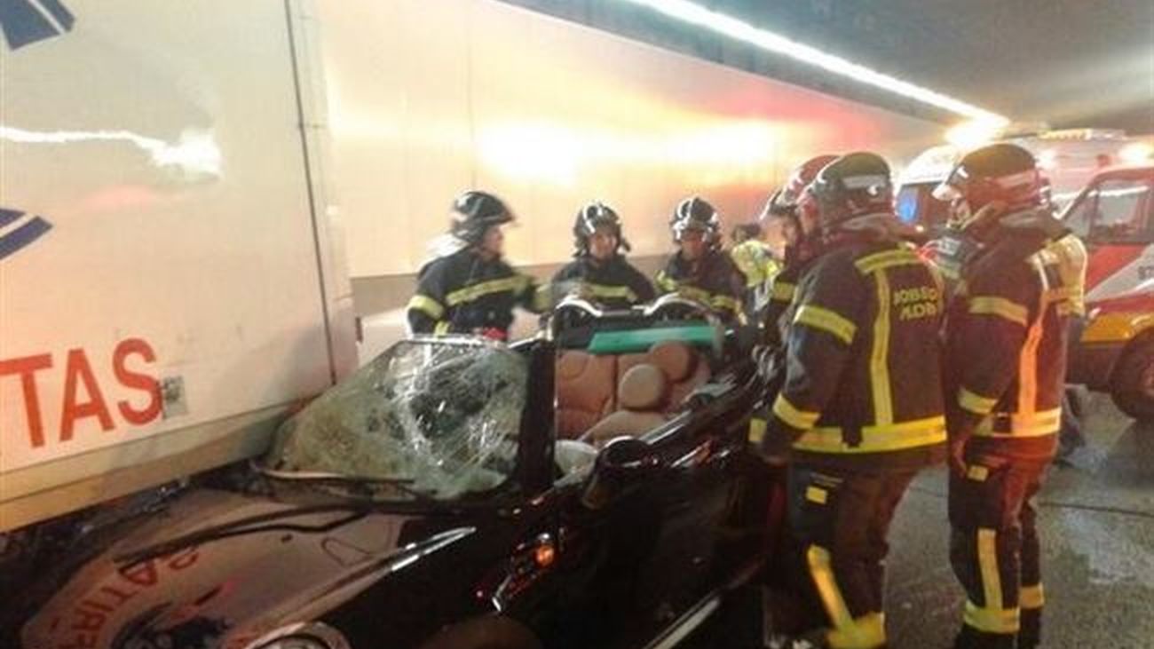 Un accidente de un descapotable con un camión colapsa la M-30