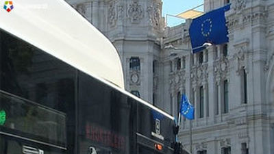 Los autobuses de la EMT lucen banderas de la UE por el Día de Europa