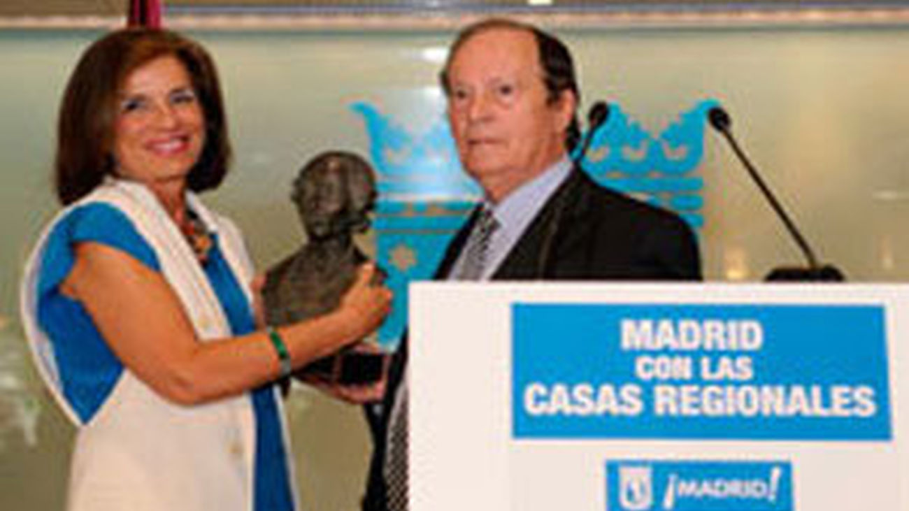 Ana Botella recibe el premio Carlos III de la Federación de Casas Regionales