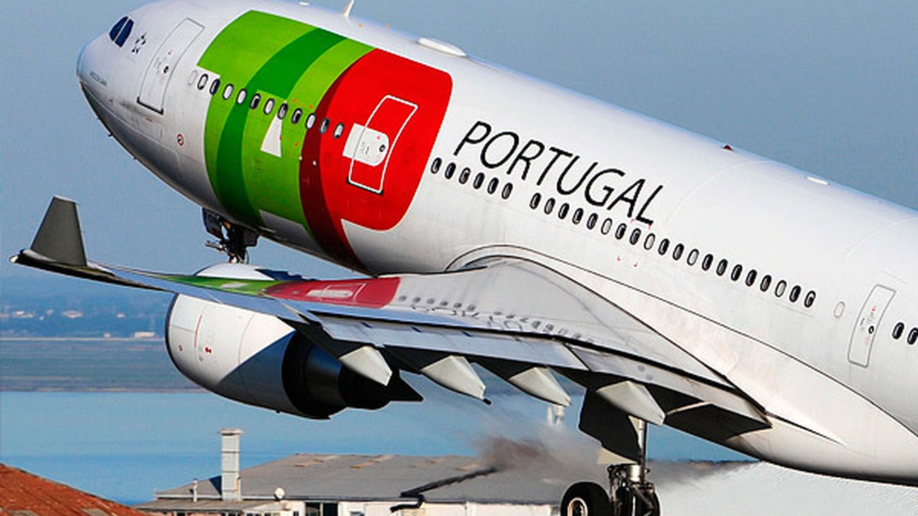 Un avión de TAP Portugal despegando del aeropuerto de Lisboa