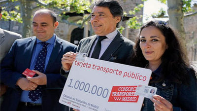 González entrega la tarjeta de transporte público sin contacto un millón
