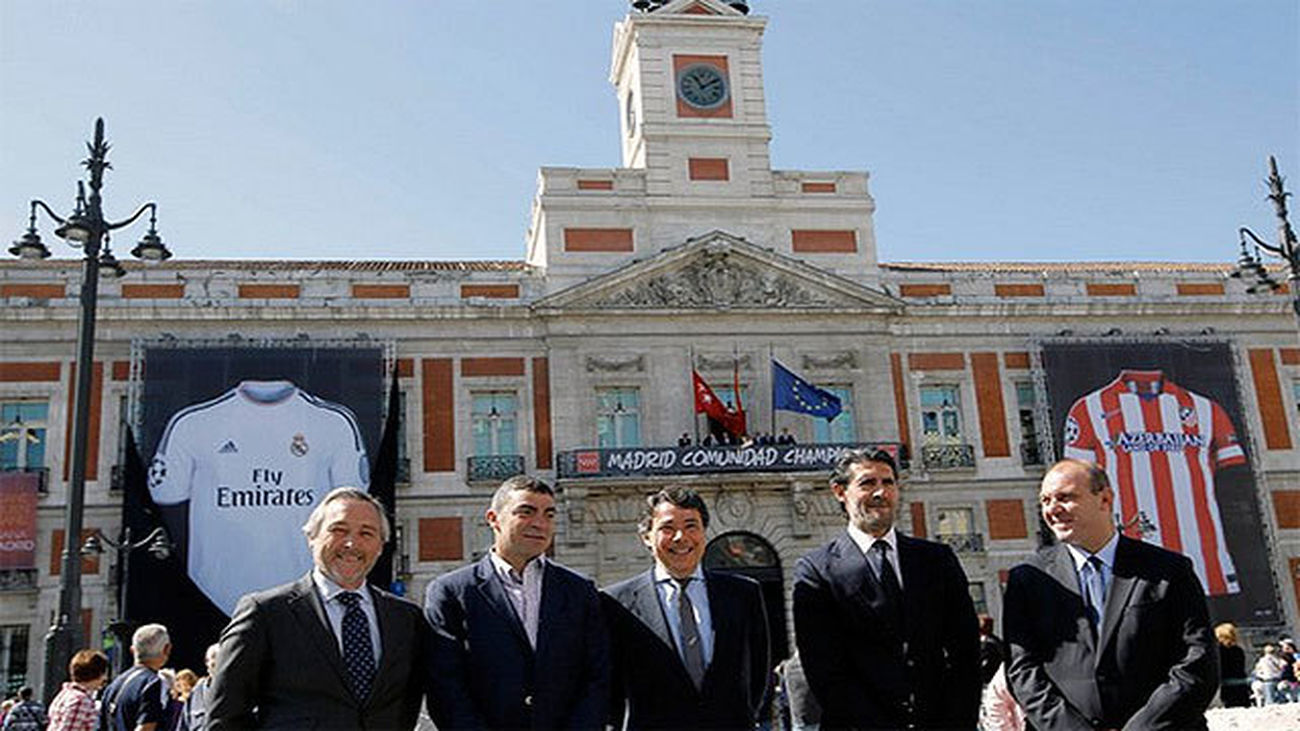 Dos camisetas gigantes del Madrid y Atleti animan la final en Sol