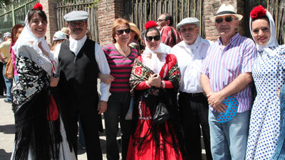 Los madrileños llenan la Pradera de San Isidro al ritmo del chotis