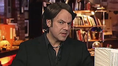 Iker y Carmen abordan el misterio de los seres de color verde y las luces al final del túnel en Cuarto y Mitad de Milenio