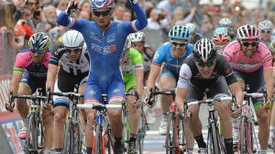 Giro: Bouhanni gana al sprint y Evans sigue líder