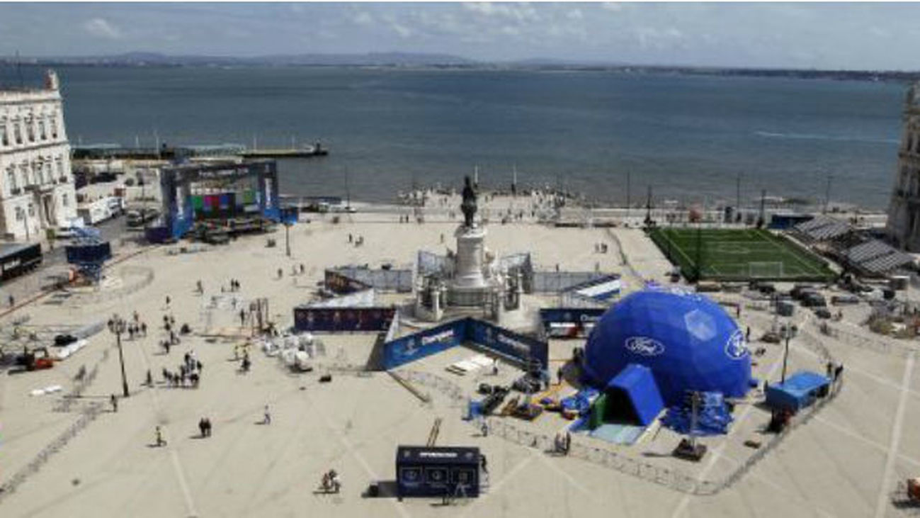 La UEFA ofrece actividades familiares y un museo con trofeos para la final