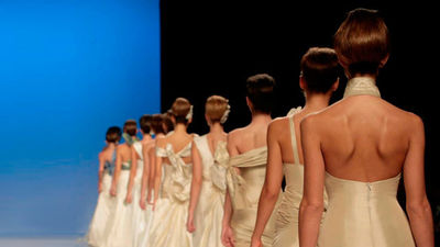 Doce diseñadores convierten la pasarela Costura España en una "gran boda"