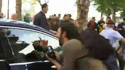 Independentistas apedrean el coche de Montoro en Barcelona