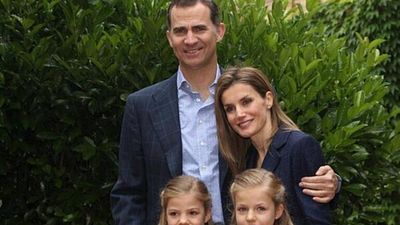 Casa Real difunde fotos de los Príncipes con sus hijas en aniversario de boda