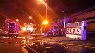Un incendio destruye una colchonería en polígono industrial de San Fernando
