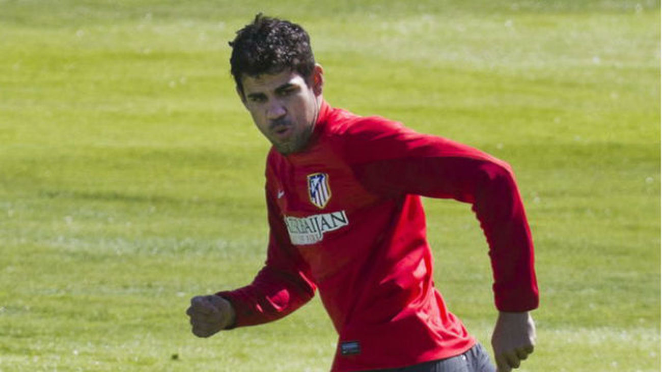 Diego Costa y Arda Turan se entrenan con el resto del grupo