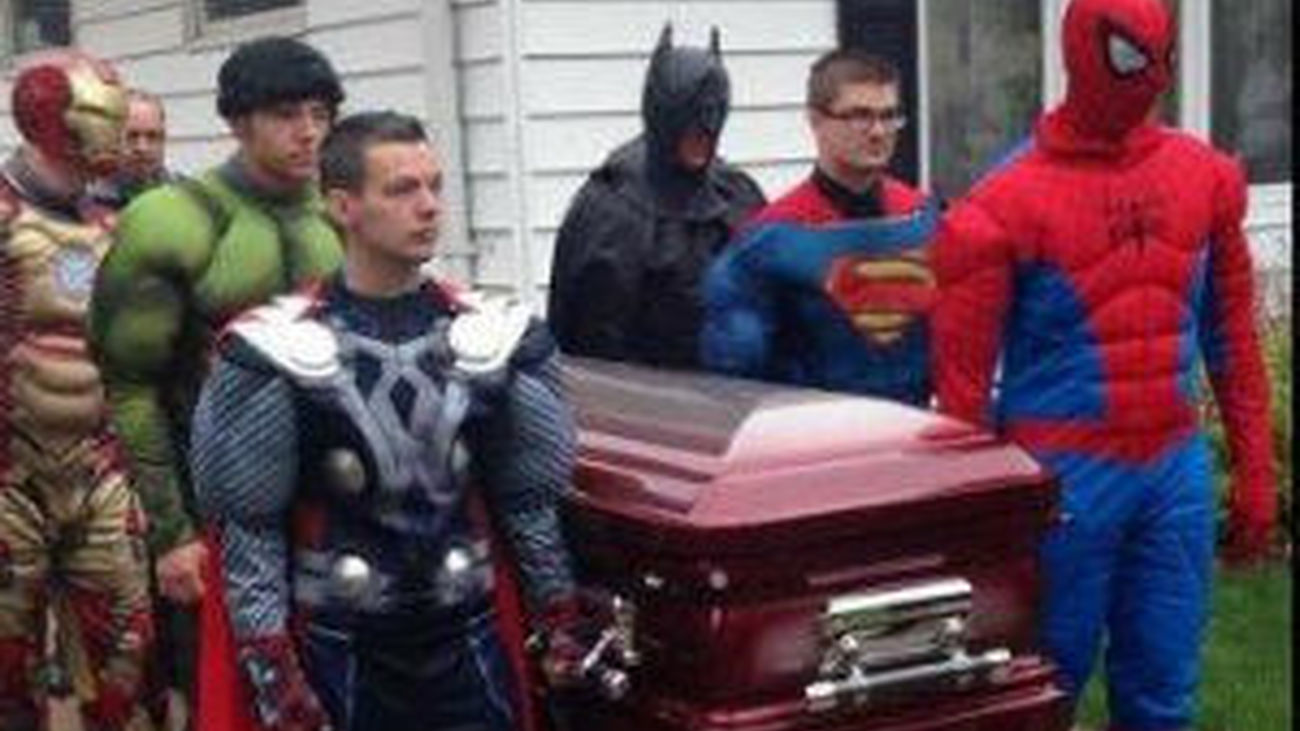 Seis superhéroes despiden al niño de cinco años en su funeral