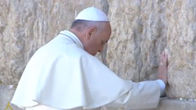 El papa pide que nunca más se repita "una monstruosidad" como el holocausto