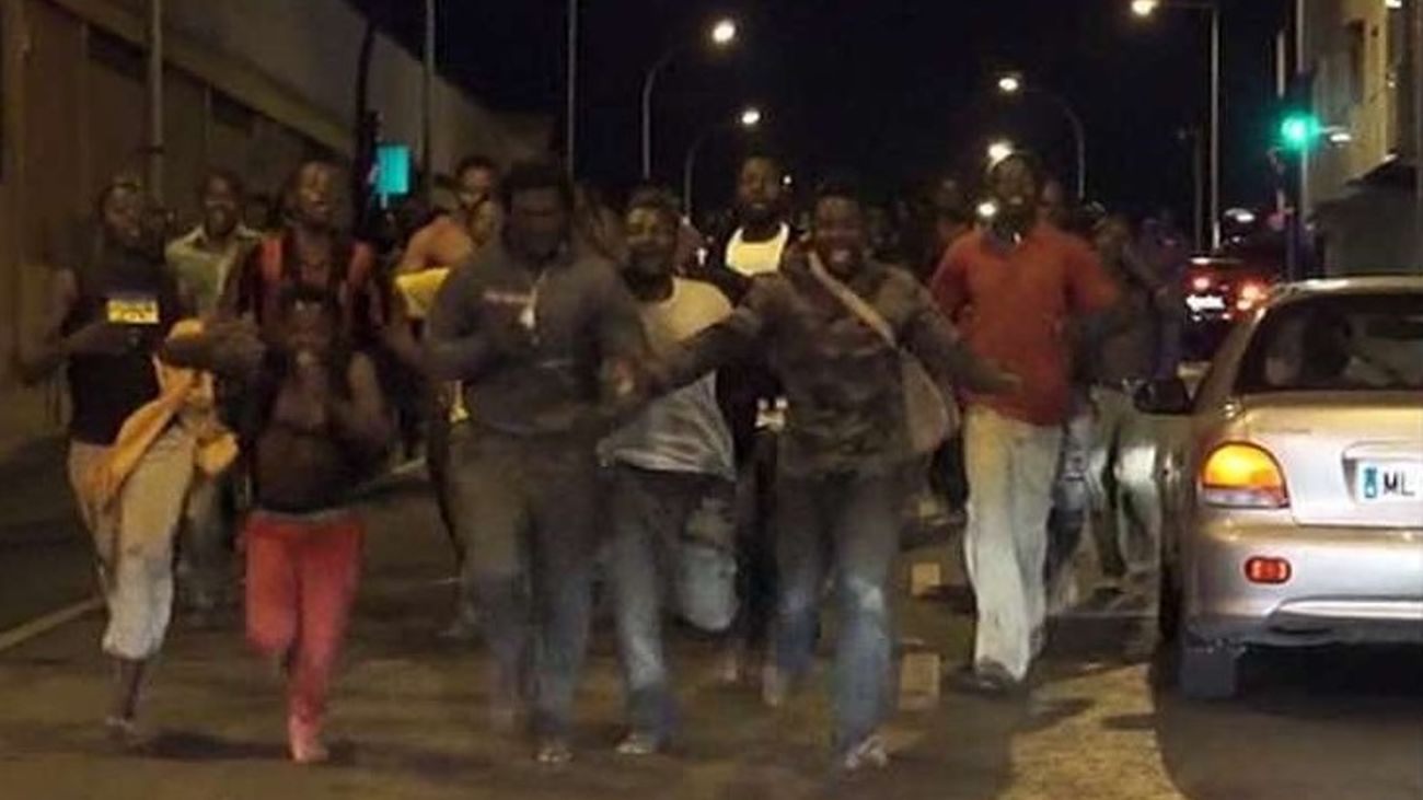 Unos 80 inmigrantes superan la valla de Melilla en un asalto masivo