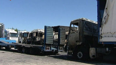 Diez camiones calcinados en un aparcamiento a la salida de la A-4 en Ciempozuelos