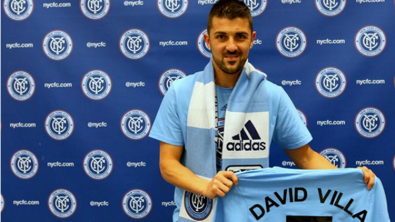 Villa posa con la camiseta del New York City