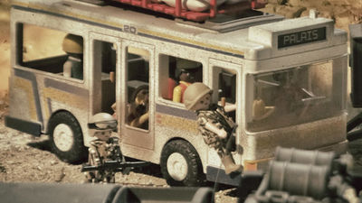 Los juguetes rinden homenaje a las tropas