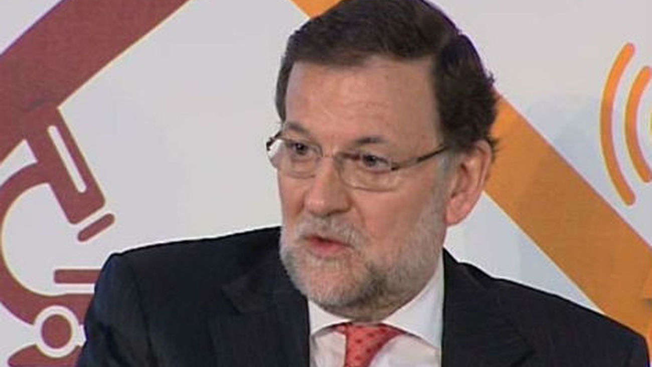 Rajoy dice que quien no quiera la monarquía debe plantear una reforma constitucional