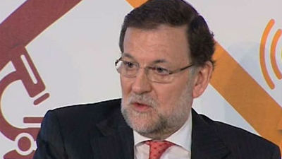 Rajoy dice que quien no quiera la monarquía debe plantear una reforma constitucional