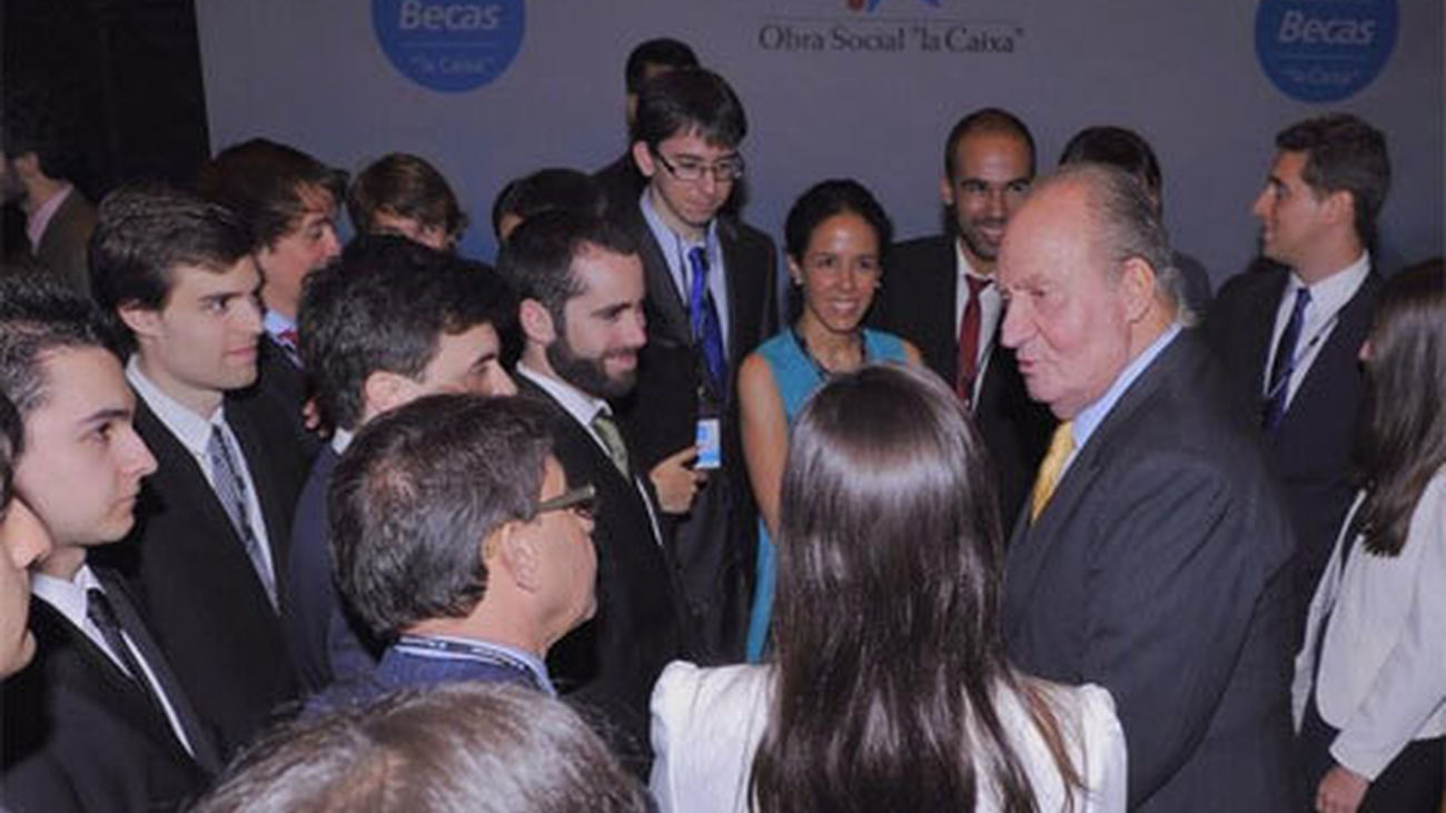 El Rey conversa con algunos de los becarios