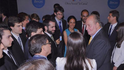 El Rey pide a los jóvenes becarios que hablen bien de España fuera