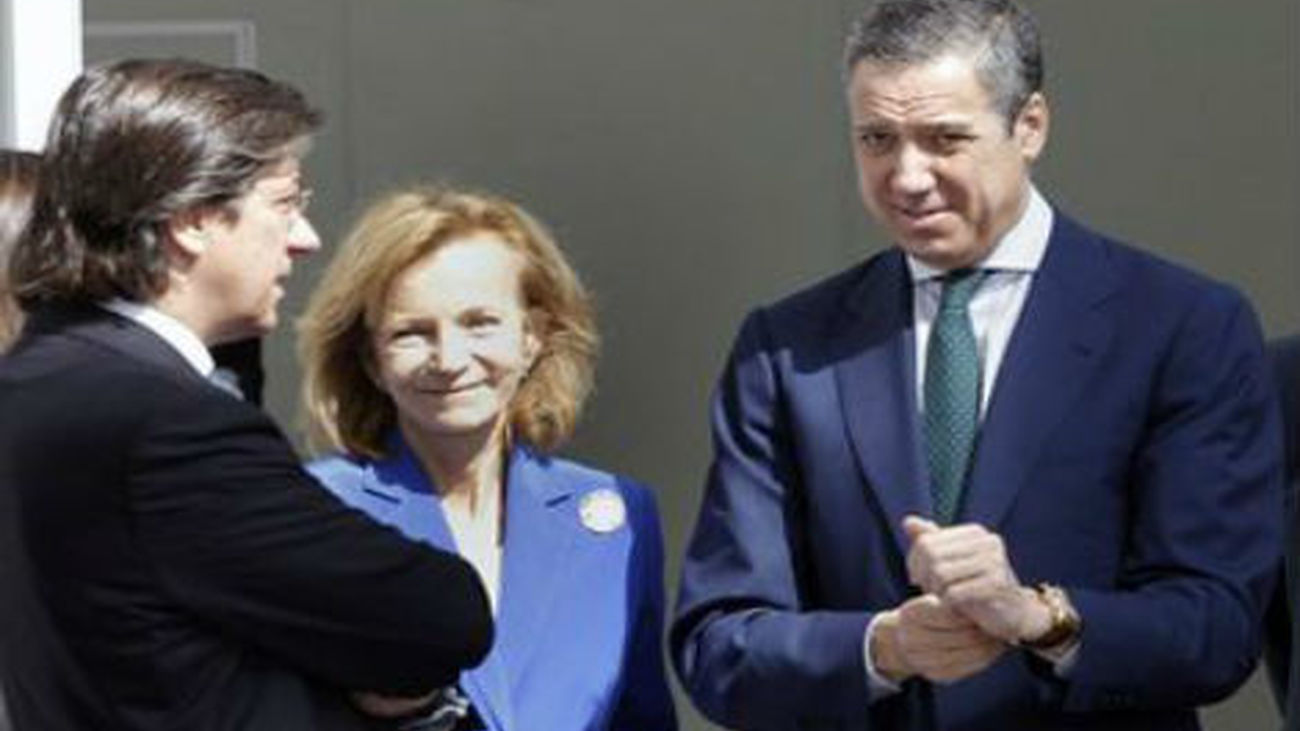 Más de 30 exministros agradecen al rey su labor y expresan su lealtad al príncipe Felipe